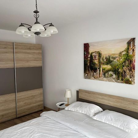 Angels Apartment 2 Орадеа Екстериор снимка